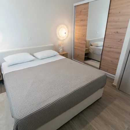 Kosnian With Jeep Renegade Hybrid * Ziparion